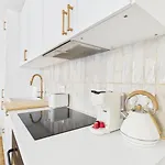 Apartman Bright 2br W/ Office Space - Alfama Charm | By Airnest