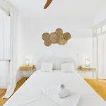 Apartment Bright 2br W/ Office Space - Alfama Charm | By Airnest