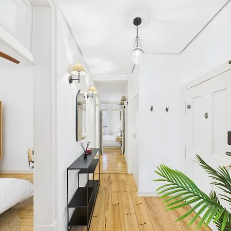 Bright 2br W/ Office Space - Alfama Charm | By Airnest Lägenhet *