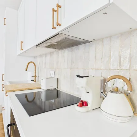 Apartmán Bright 2br W/ Office Space - Alfama Charm | By Airnest