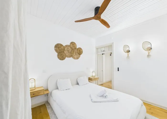 Lägenhet Bright 2br W/ Office Space - Alfama Charm | By Airnest *