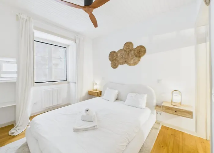 Bright 2br W/ Office Space - Alfama Charm | By Airnest Lägenhet *