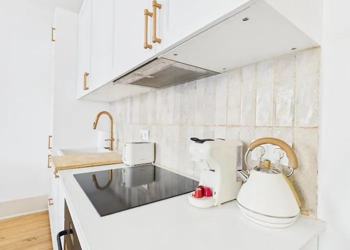 Lägenhet Bright 2br W/ Office Space - Alfama Charm | By Airnest