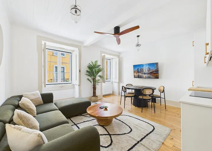 Bright 2br W/ Office Space - Alfama Charm | By Airnest Lägenhet